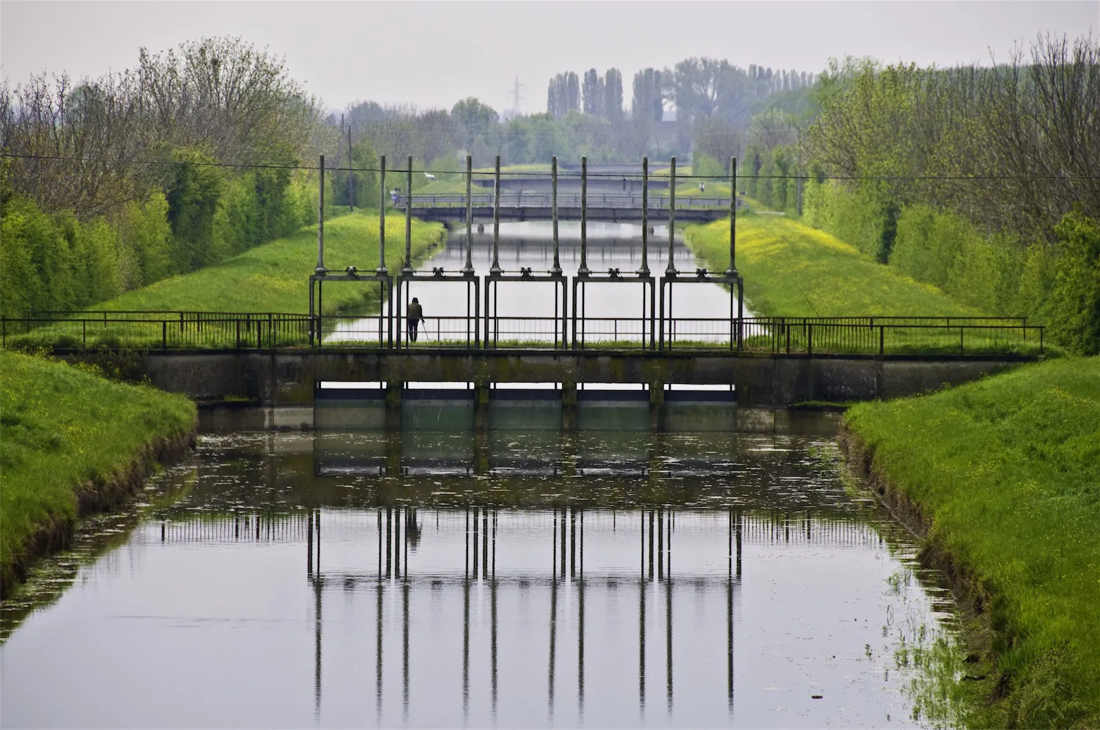 Canale a Torrione con riflessi sull'acqua